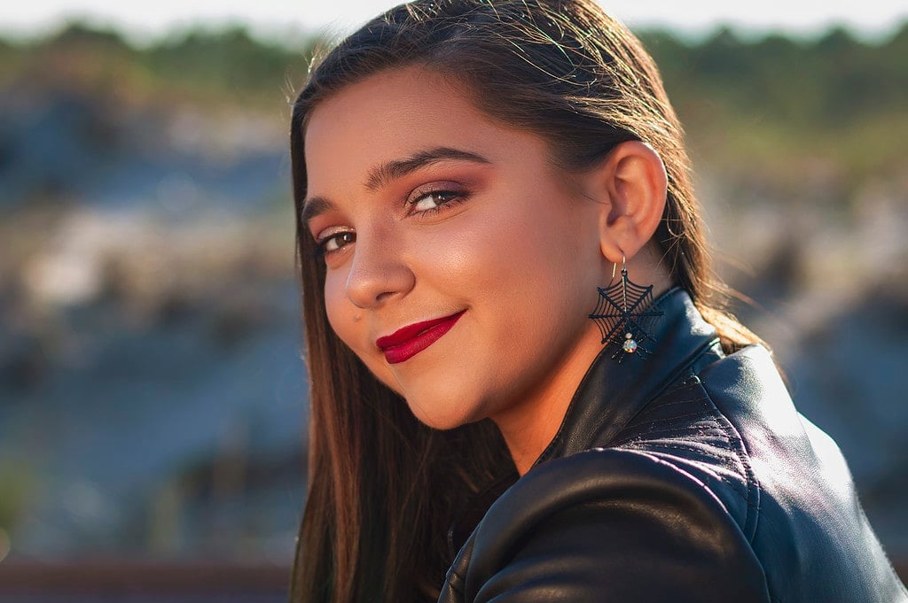 What Makes Outdoor High School Senior Pictures so Magical?